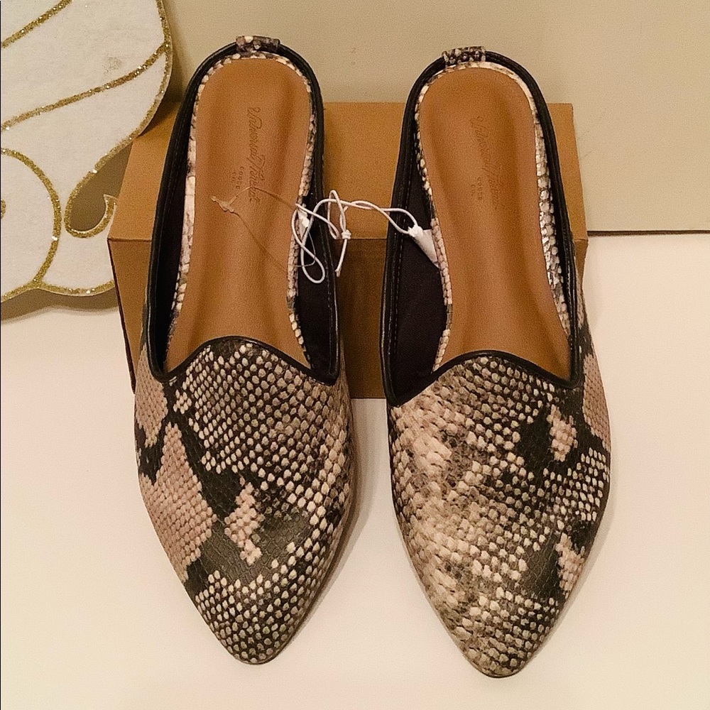 NEW Universal Thread Sandals - Picture 3 of 4